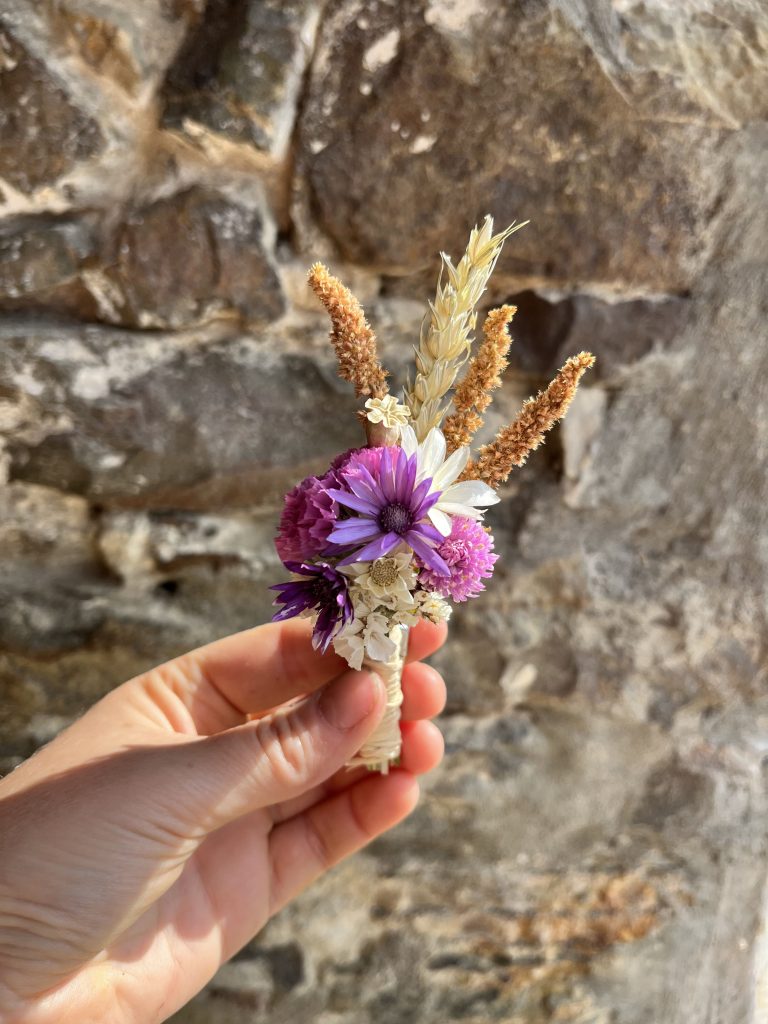 Boutonnière de fleurs de Terre de couleurs